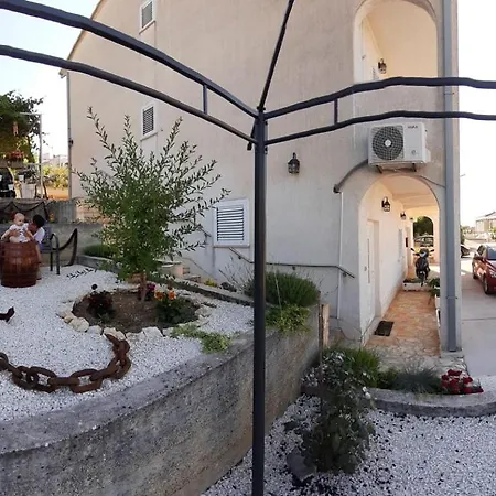 Apartament Family-friendly With Swimming Pools Arbanija, Ciovo - 16478